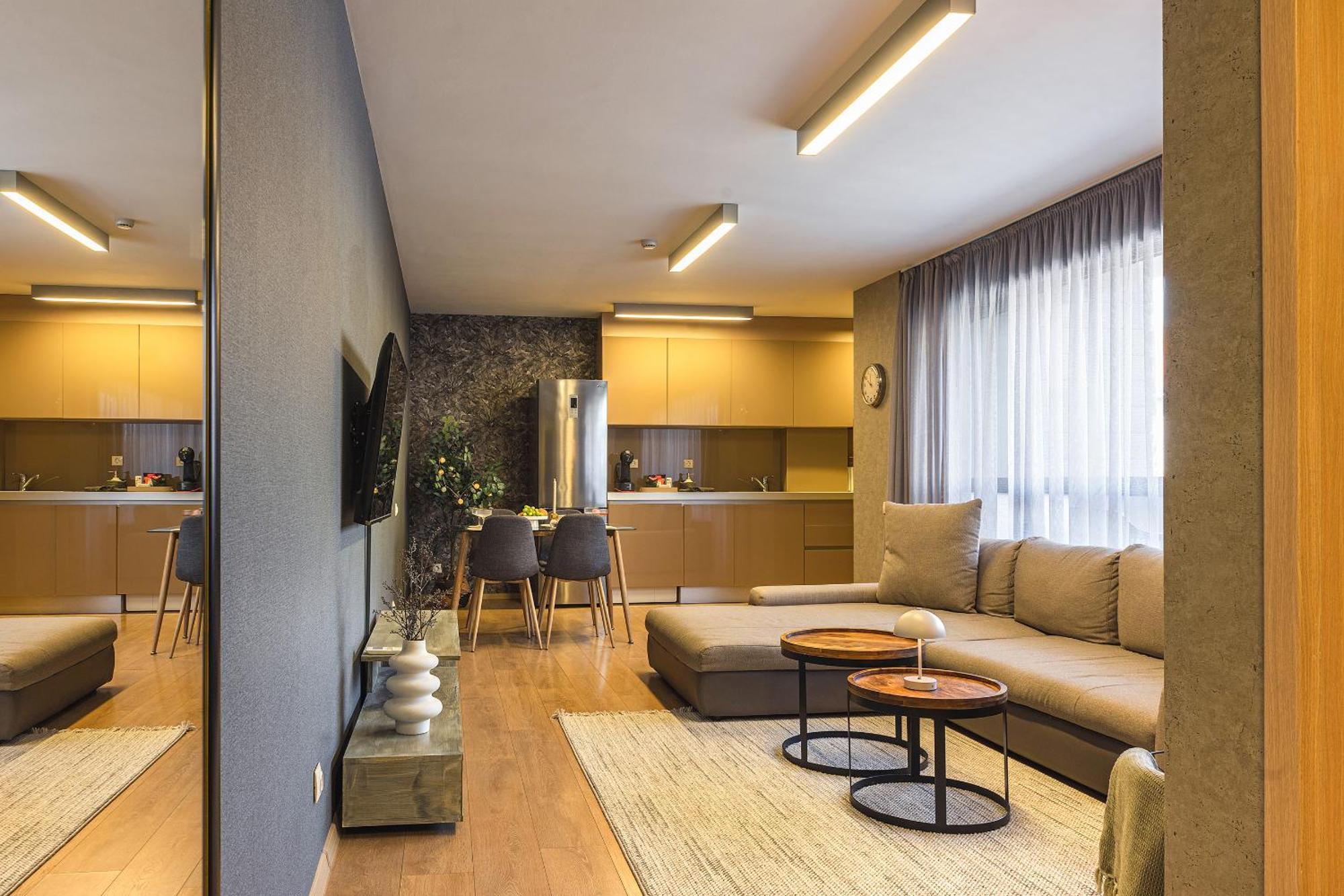 Apartment Center With Parking *